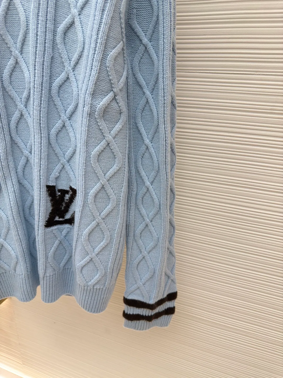 LOUIS VUITTON large V-neck cardigan with strokes ●Authentic product: Purchased and developed for 16600 ●Item number: 1680290-B55 ●Fabric: wool fabric ●Technology: knitting ●Version: fitted version ●Weight: about 705 grams ●Size: XS-S-M-L ●Description: 30 wool and 70% acrylic color. This style uses 7-needle Juxin machine to weave the piece. 9 yarn feeders are needed to hang the logo on the front. The whole piece needs to be moved to twist the rope. It is easy to explode holes at the intersection of the twisted rope. The whole piece is brown and part of the yarn is mohair. It takes a long time to adjust the machine. The stitches at the bottom of the sleeve clip are all edged, which increases the loom time and sewing time. Because the logo is hung with wool, the coffee-colored thread is clamped on the edge and needs to be drawn out. Moreover, due to the characteristics of mohair, the overall workmanship is very complicated. The embroidery is added with heat-capacitive glue and needs to be hot-glued to ensure quality. The checkerboard pattern needs to be positioned correctly, so it is faster. Each process of the entire garment is slow and time-consuming. The overall workmanship is very complicated. The embroidery is added with heat-capacitive glue and needs to be hot-glued to ensure quality. The checkerboard pattern needs to be positioned correctly. Therefore, the speed is relatively high, and each process of the entire garment is relatively slow and time-consuming. The overall wiring is straight and delicate. The fabric is comfortable and soft. The color is consistent and has no color difference. It can be matched with the same style to create a fashionable look and control various occasions. Customized accessories, complete with three standards, same style for men and women!